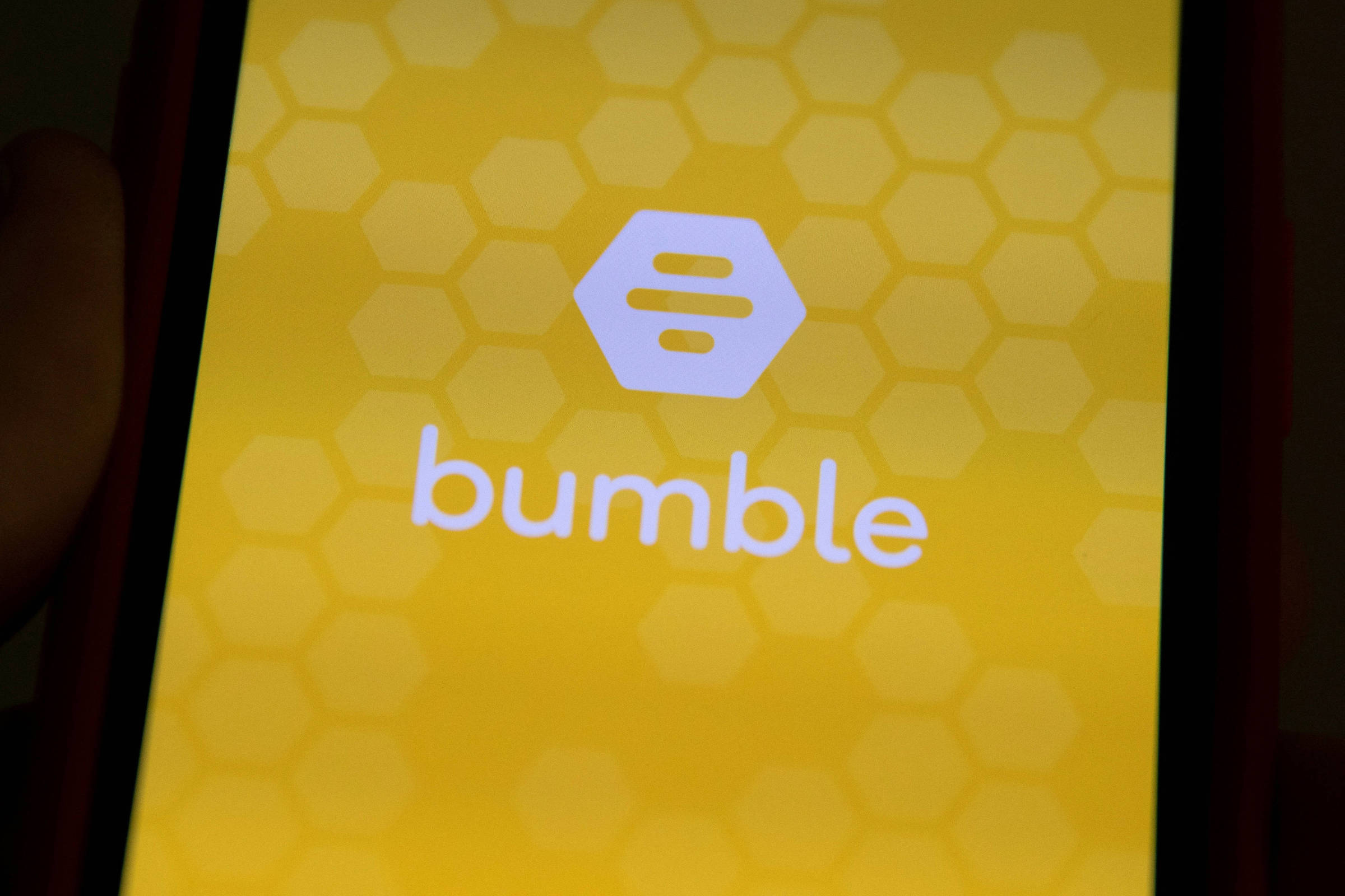 Aplicativos de namoro se adaptam a novas dinâmicas de relacionamento entre jovens Bumble anuncia demissão de 240 funcionários, cerca de 30% da atual equipe (Foto: Mike Blake/Reuters)