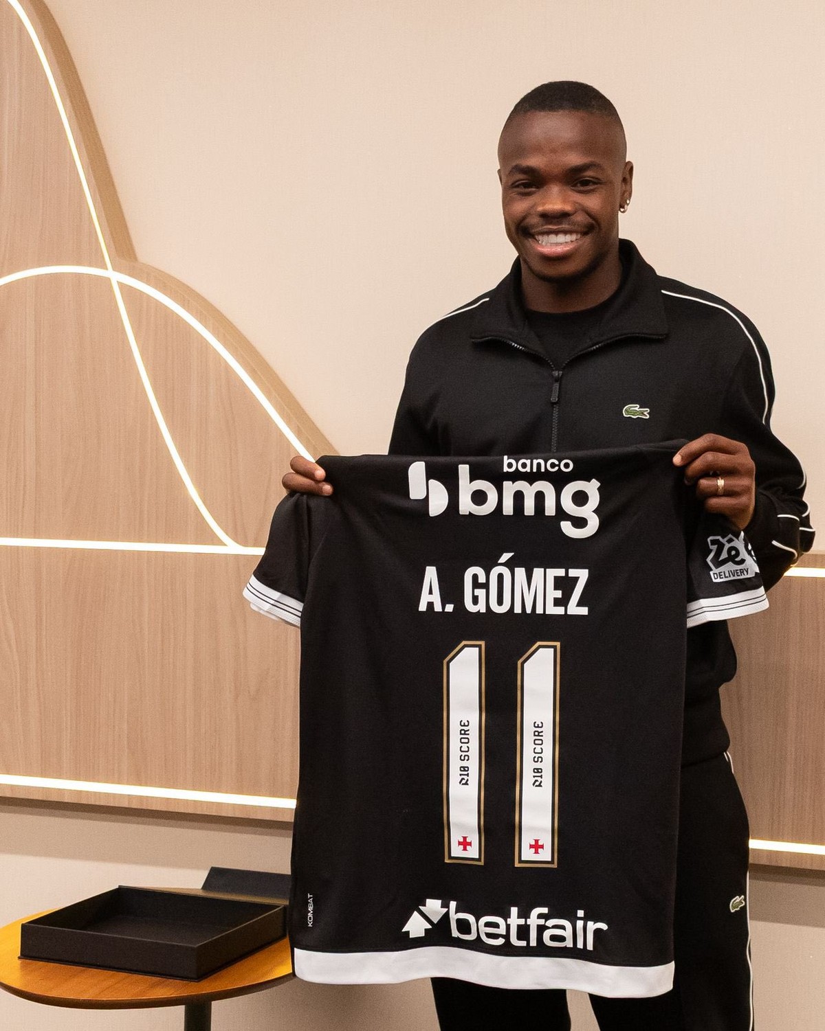 Vasco apresenta Andrés Gómez como novo camisa 11 