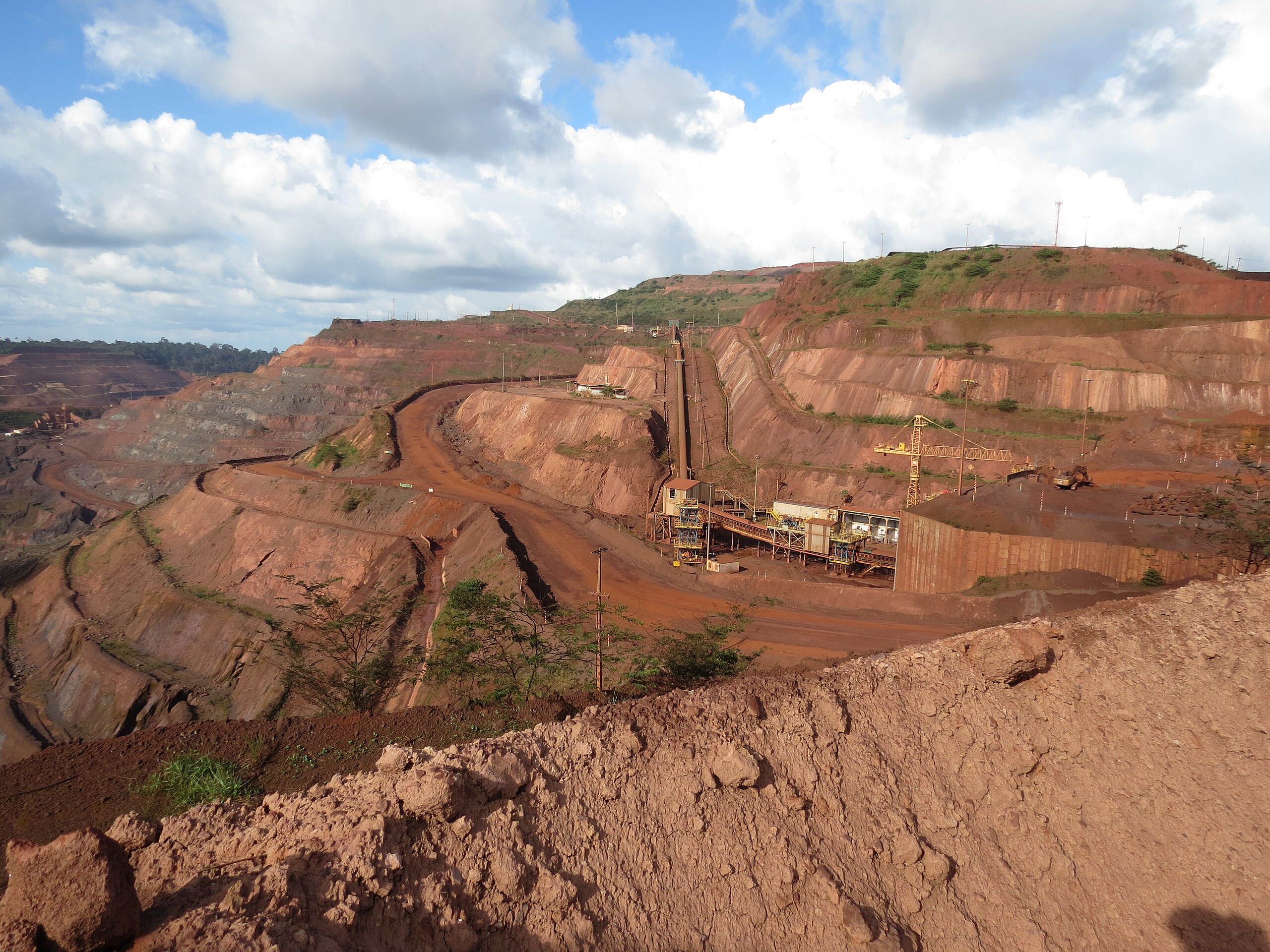 Minerais críticos se tornam essenciais nas negociações tarifárias de Trump Serra dos Carajás, onde fica uma das maiores reservas de ferro e outros minerais estratégicos do mundo (Foto: IsabeleC/Wikimedia Commons)