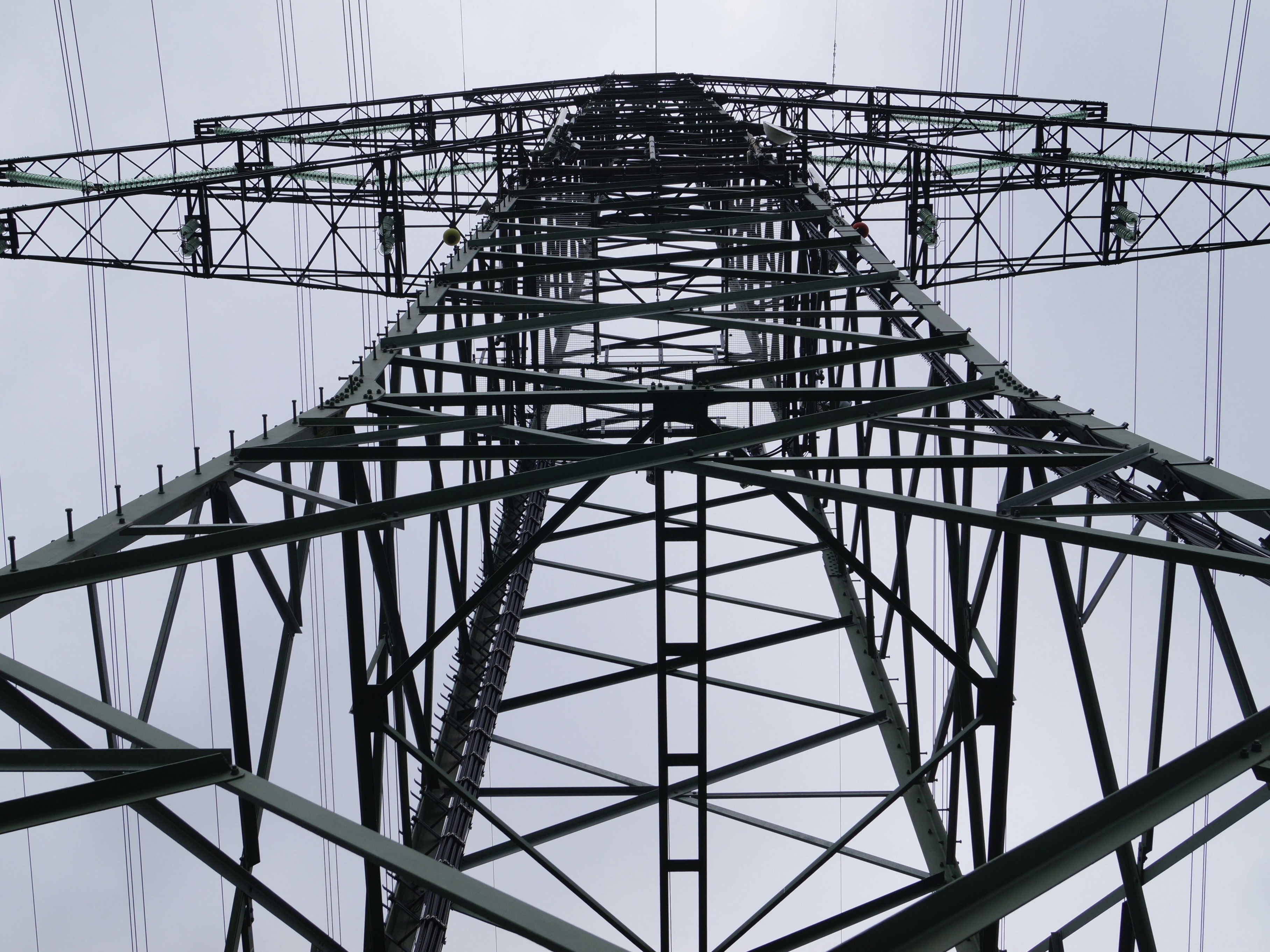 Torre de energia: setor de infraestrutura é o principal beneficiário das debêntures incentivadas criadas pela Lei 12.431/11 (Foto: Pixabay/Pexels)
