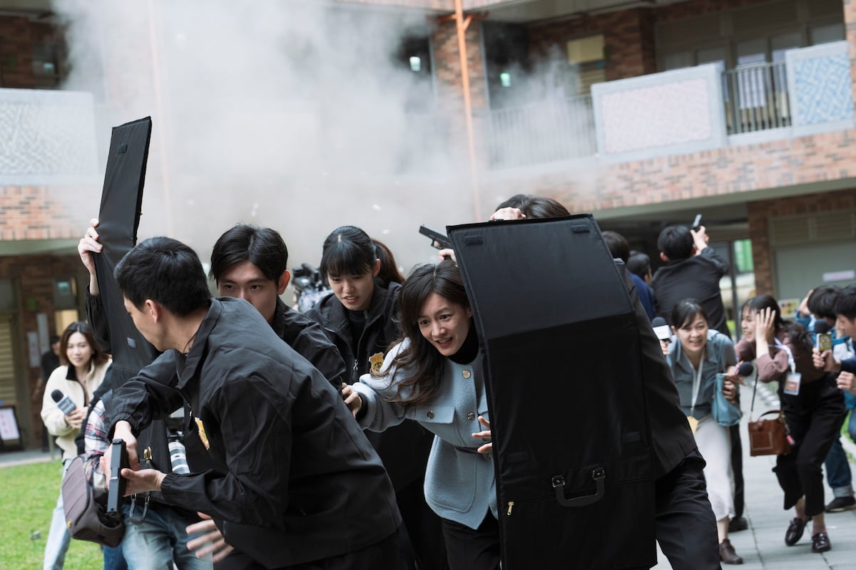 Taiwan apresenta 'Zero Day Attack', série sobre invasão hipotética da China A presidenta taiwanesa sofre um atentado na série 'Zero Day Attack' em uma imagem cedida pela produtora. (Foto: LHC)