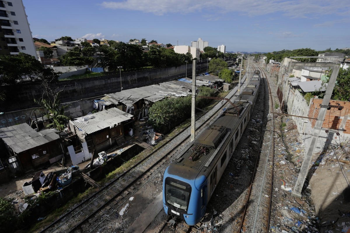Desordem urbana. No trecho entre as estações de Pilares e Del Castilho, construções irregulares avançam sobre a área da ferrovia, praticamente se juntando às plataformas (Foto: Domingos Peixoto)