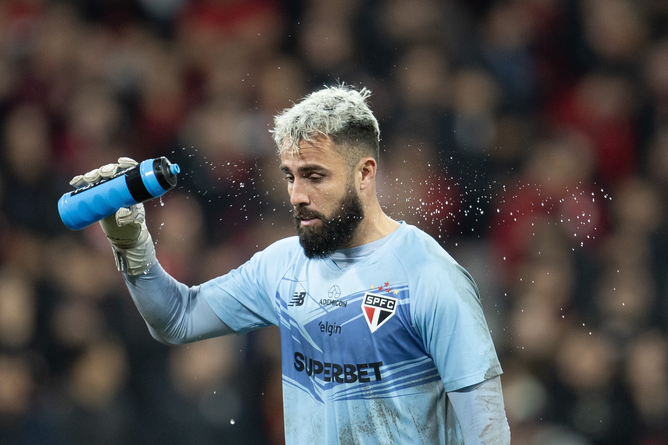 Goleiro Jandrei pode deixar o São Paulo após falha em pênalti decisivo