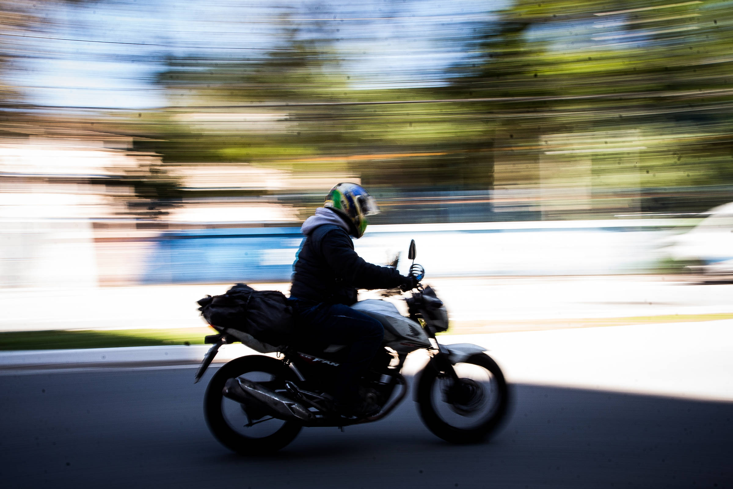 Promotoria apura aumento de mortes de motociclistas nas gestões Nunes e Tarcísio Motociclista na rua Voluntários da Pátria, na zona norte de São Paulo (Foto: Zanone Fraissat - 27.ago.24/Folhapress)