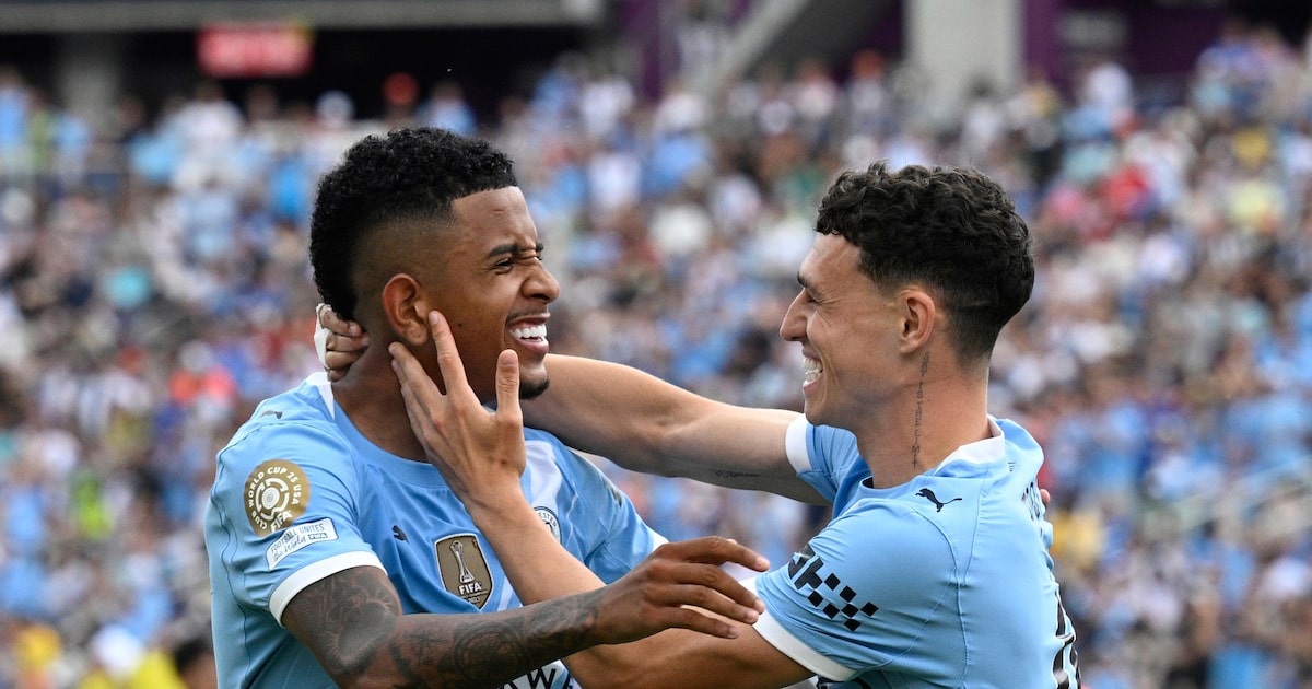 O brasileiro Savinho (esq.) é um dos destaques do Manchester City. (Foto: Phelan Ebenhack/AP)