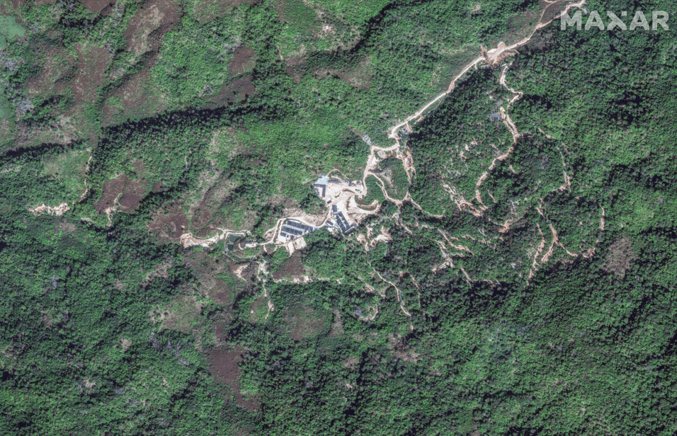 Estados Unidos intensificam interesse por minerais de terras raras estratégicos Uma imagem de satélite mostra uma visão geral das novas minas de terras raras no estado de Shan, em Mianmar, em 7 de fevereiro de 2025. (Foto: Maxar Technologies/Divulgação via REUTERS)