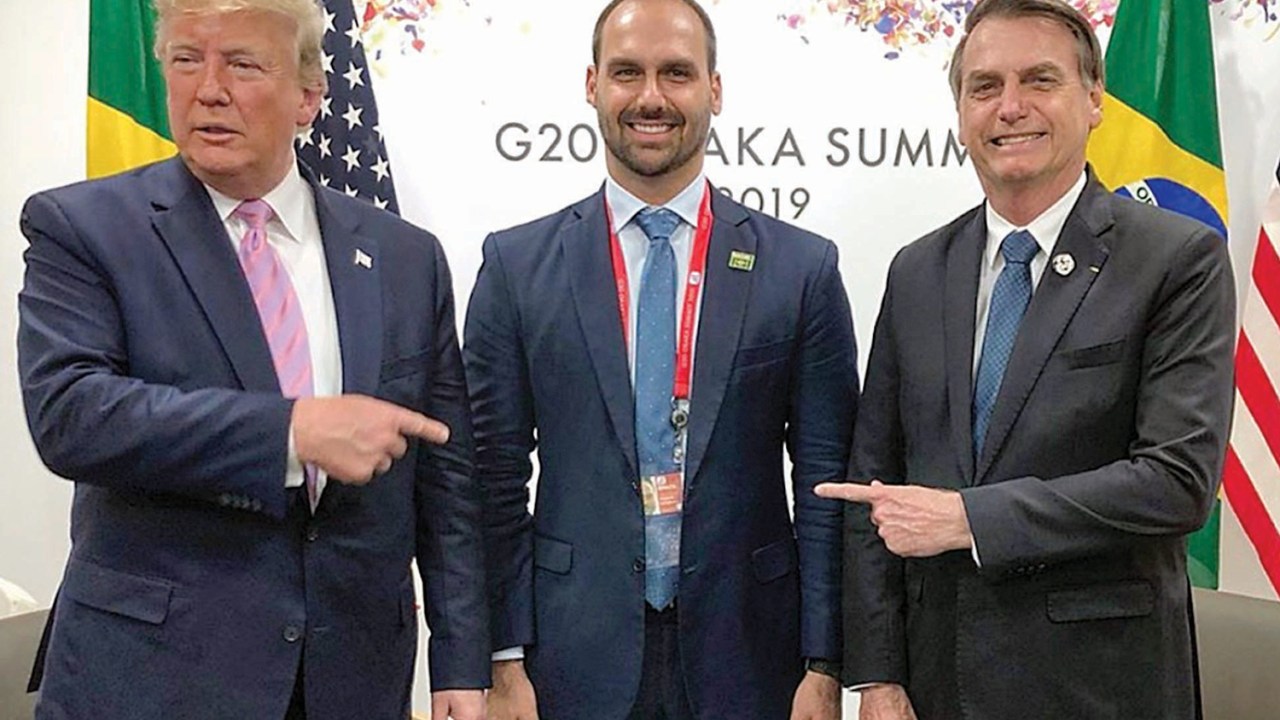 Tarifas elevadas devem pressionar ainda mais o PIB e frear o crescimento econômico Relações - Trump, Eduardo e Bolsonaro em 2019, durante o G20 no Japão: proximidade antiga (Foto: @BolsonaroSP/Instagram)