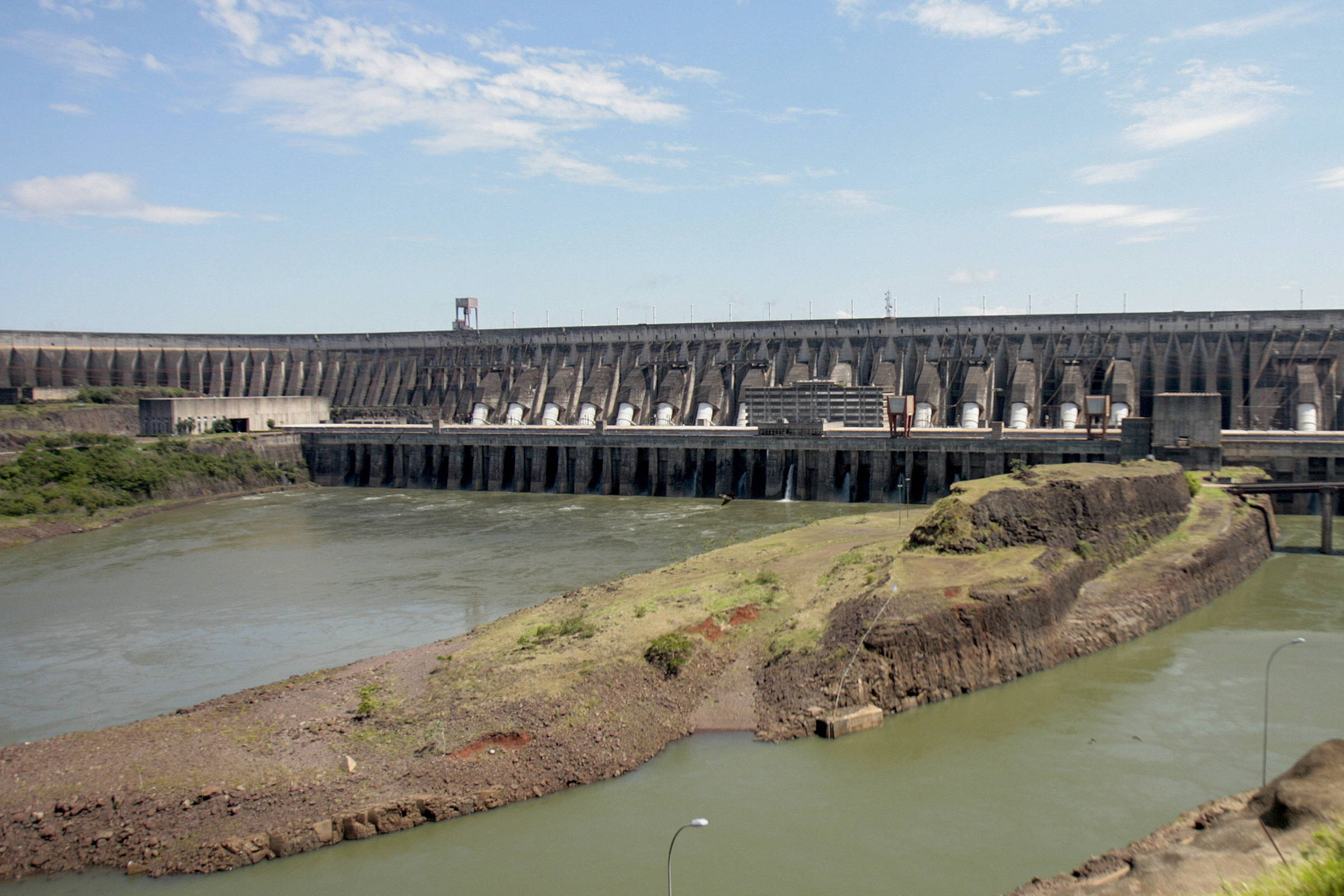 Aneel aprova R$ 883 milhões em bônus de Itaipu para reduzir faturas de energia Usina hidrelétrica de Itaipu, em Foz do Iguaçu (PR) (Foto: Joédson Alves/Agência Brasil)