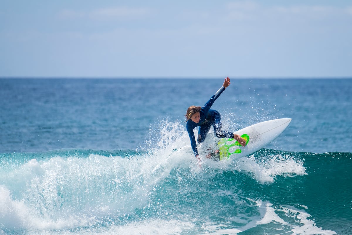 Uma pessoa pratica surf no mar. (Foto: Westend61/Getty Images/Westend61)