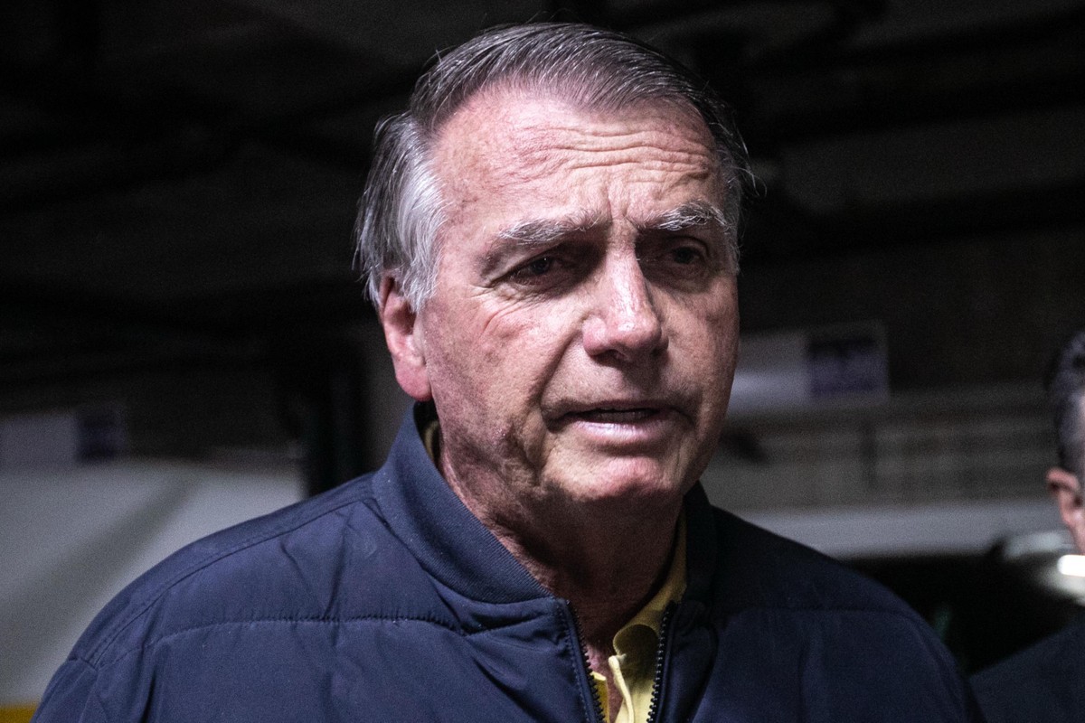 Bolsonaro se reúne com aliados e planeja encontro com oposição no Congresso O ex-presidente Jair Bolsonaro fala à imprensa após colocar tornozeleira eletrônica, depois de operação da Polícia Federal (Foto: Brenno Carvalho/Agência O Globo)