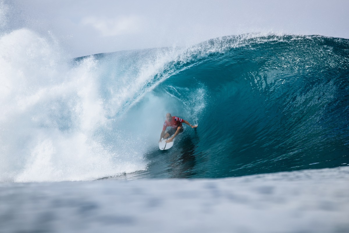 Surfista campeão brilha em evento de surfe na Faria Lima Kelly Slater no mar (Foto: AP/PR)