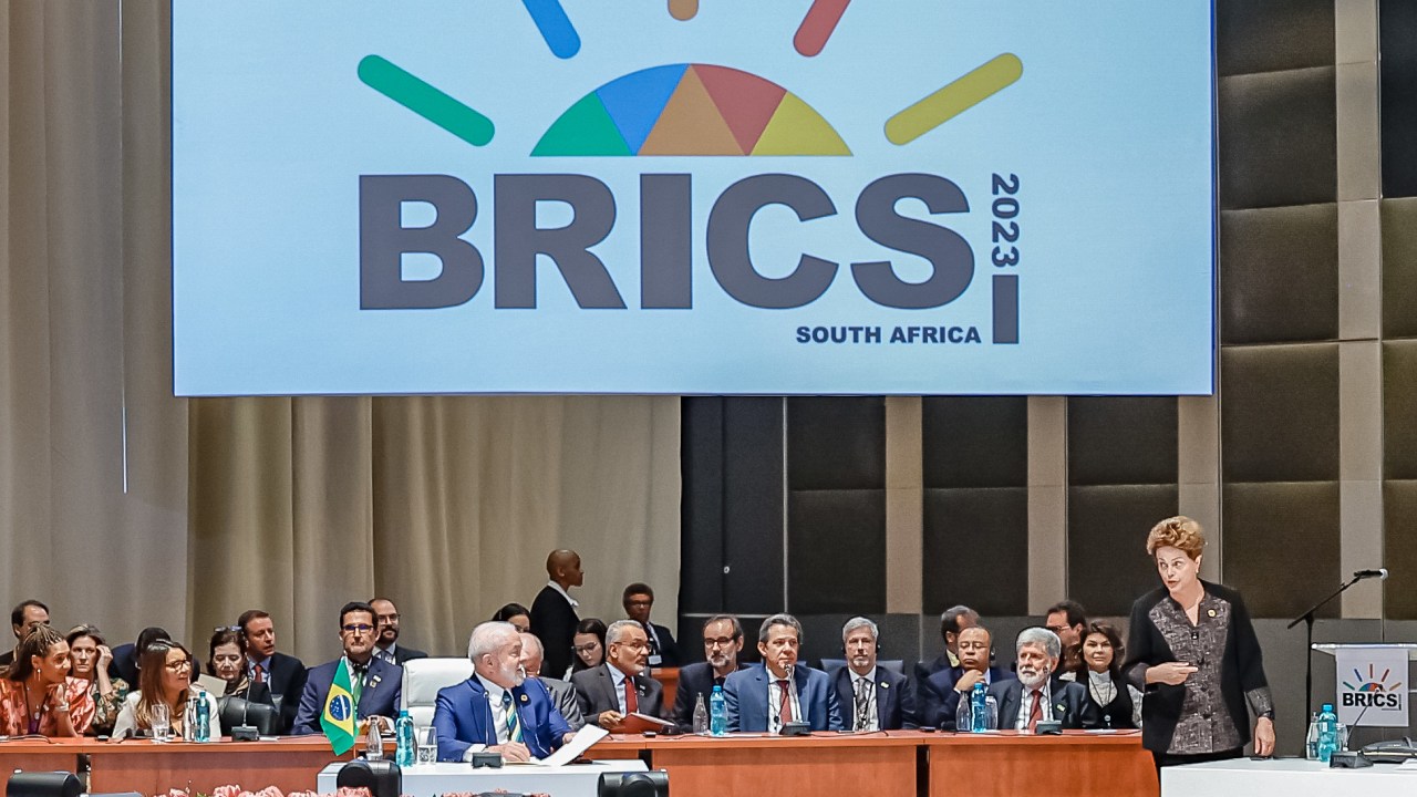 O presidente Luiz Inácio Lula da Silva e a presidente do Novo Banco de Desenvolvimento, Dilma Rousseff, durante sessão plenária ampliada da XV Cúpula do BRICS, em Johanesburgo, no dia 23 de agosto (Foto: Ricardo Stuckert/PR)