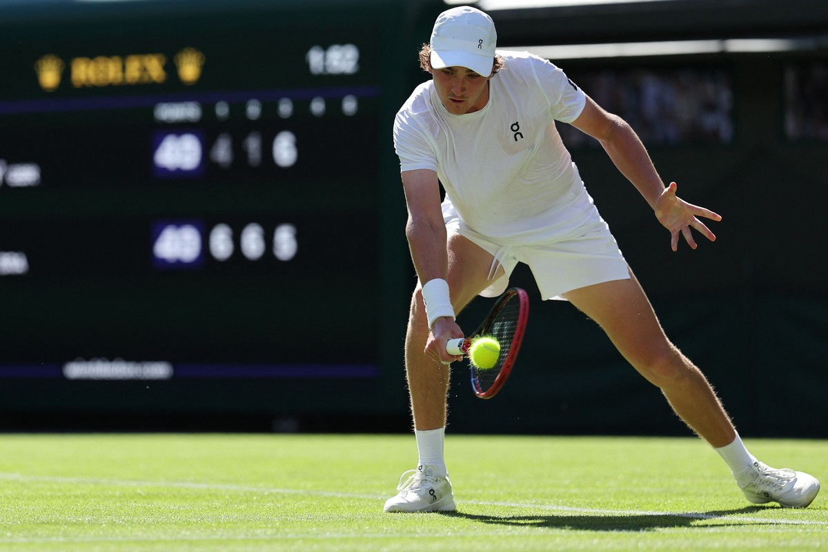 Bia Haddad e João Fonseca garantem quase R$ 1 milhão em prêmios na estreia de Wimbledon João Fonseca venceu inglês por 3 a 0 na estreia em Wimbledon (Foto: Adrian Dennis/AFP)