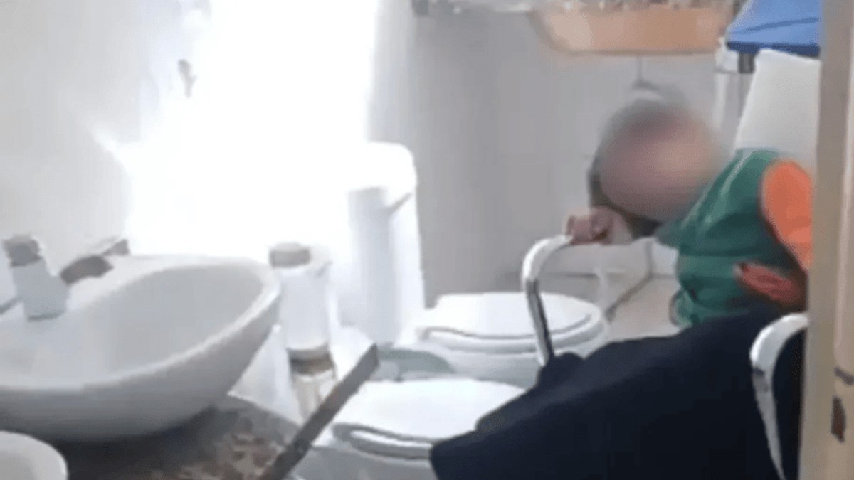 Relator da LBI solicita investigação sobre aluno autista amarrado no Paraná Menino autista de 4 anos foi amarrado por professora em banheiro (Foto: Reprodução)