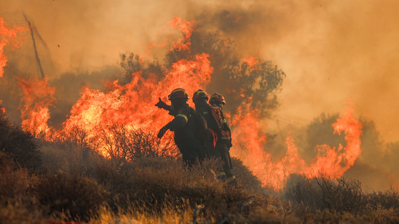 Incêndio em Creta deixa mais de mil desabrigados durante onda de calor na Europa Bombeiros combatem um incêndio florestal que eclodiu em Ierápetra, na ilha de Creta, no sul da Grécia. 03/07/2025 - (Foto: Costas Metaxakis/AFP)