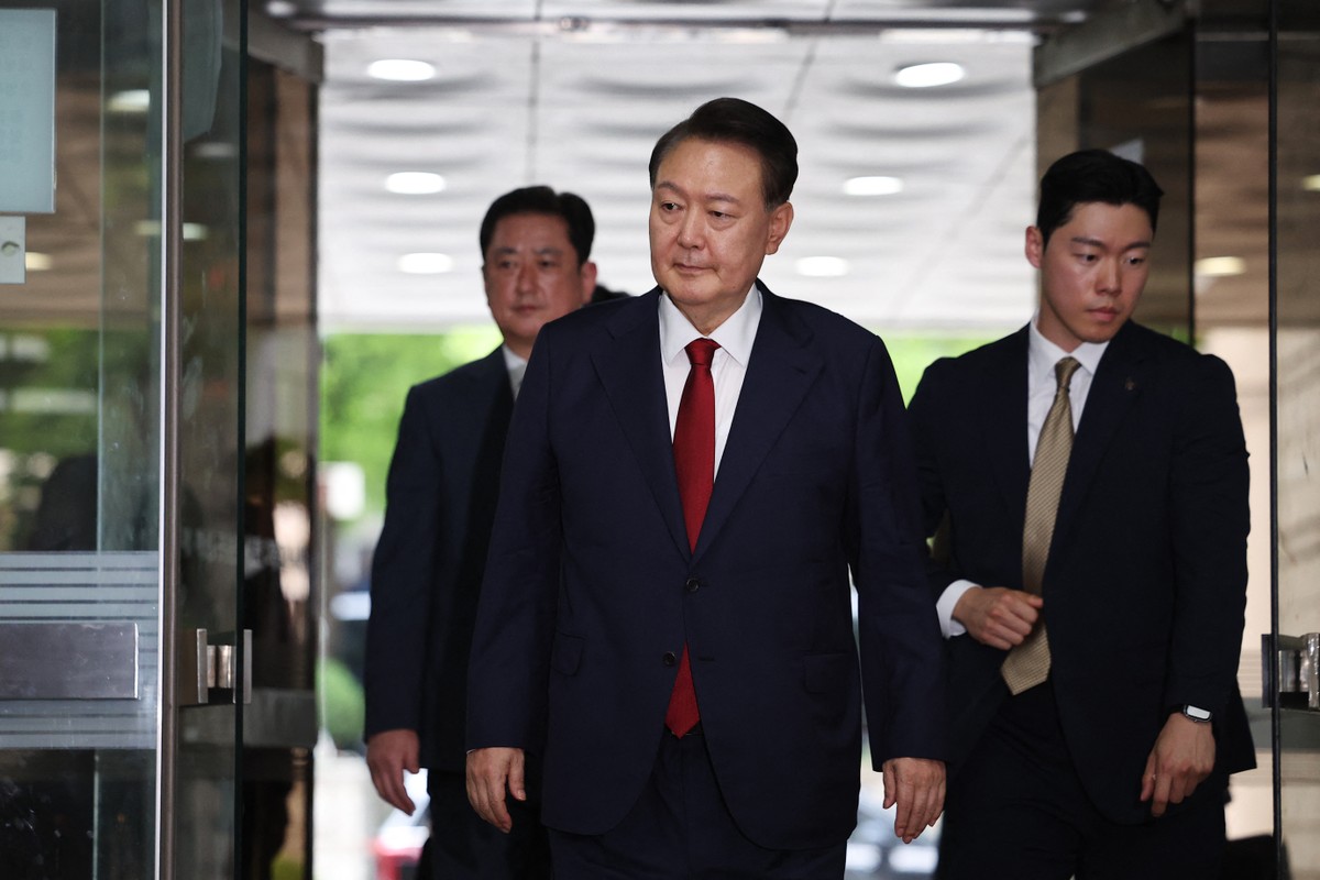 Ex-presidente da Coreia do Sul, Yoon Suk-yeol, comparece a uma audiência no centro de Seul (Foto: KIM HONG-JI / POOL / AFP)