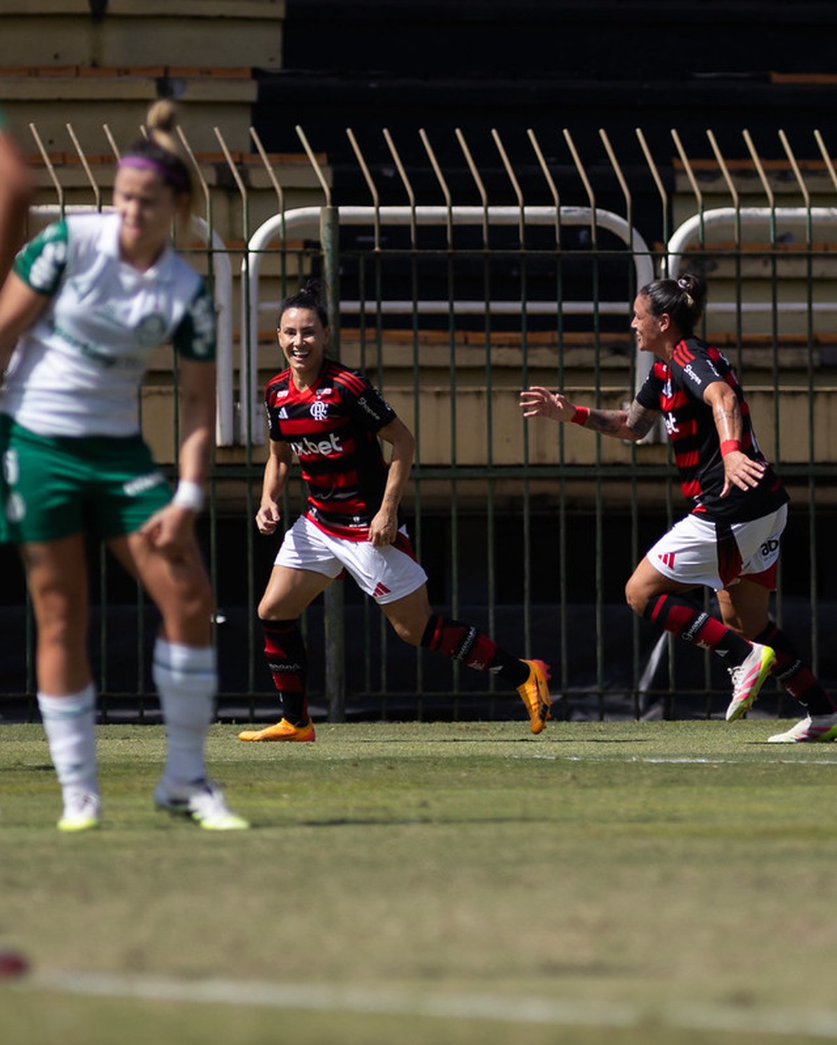 Jucinara brilha com gol de falta e inspira homens a aprender a cobrança Jucinara bateu falta e marcou o segundo gol do Flamengo contra o Palmeiras nas quartas de final do Brasileirão Feminino 2025 (Foto: Mariana Sá /Flamengo / Divulgação)