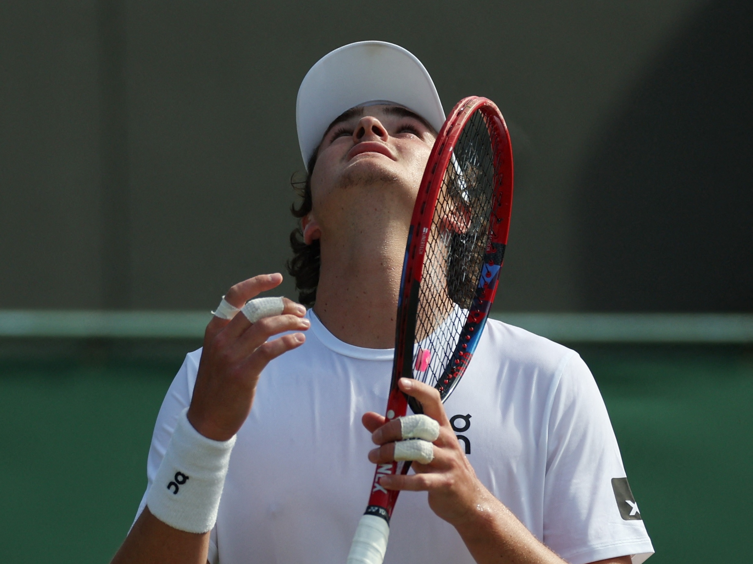 João Fonseca se lamenta durante jogo da 3ª rodada de Wimbledon (Foto: Isabel Infantes/Reuters)