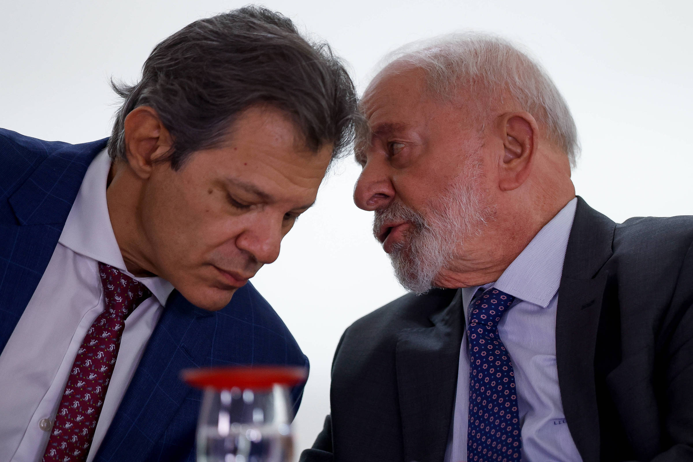 Governo Lula e PT utilizam debate sobre taxas para enfrentar oposição política Lula e Haddad conversam ao pé do ouvido durante evento sobre crédito para a agricultura familiar, no Palácio do Planalto (Foto: Pedro Ladeira - 27.nov.2024/Folhapress)