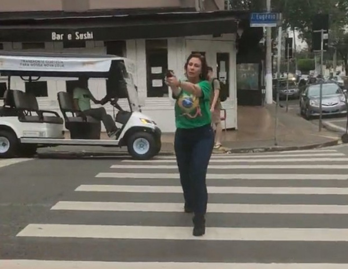 Taxação gera polêmica entre Trump, Jefferson e Zambelli no cenário político Carla Zambelli aponta arma para homem em São Paulo na véspera da eleição de 2022 (Foto: Reprodução)