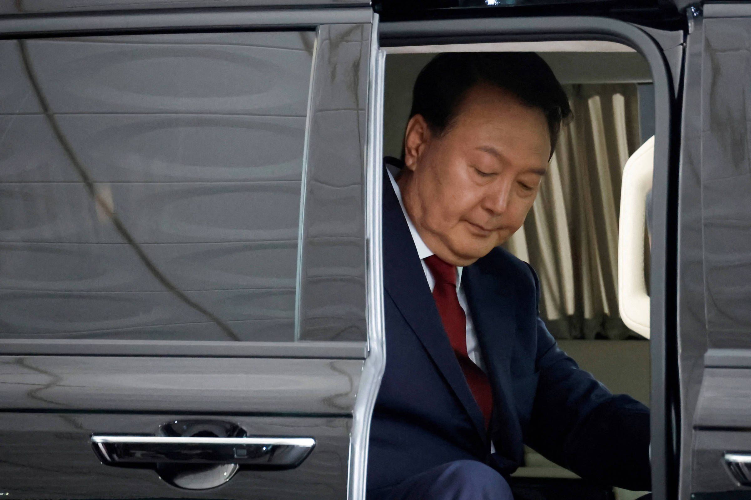 Procuradoria solicita nova prisão de ex-presidente sul-coreano por tentativa de golpe Ex-presidente da Coreia do Sul, Yoon Suk Yeol, chega ao gabinete do Procurador-Geral de Seul para ser interrogado (Foto: Soo-hyeon Kim - 28.jun.25/Reuters)