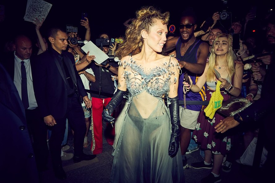 Miley Cyrus reinventa a moda francesa com vestidos transparentes e sandálias de tiras (Foto: Reprodução Instagram)