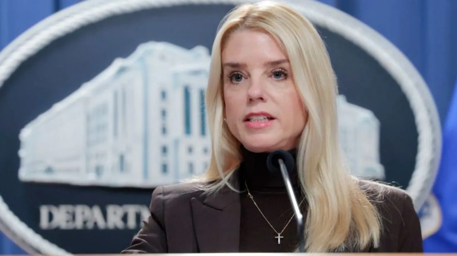 Justiça dos EUA inicia audiências de grande júri sobre investigação de Trump e Rússia Pam Bondi orientou um promotor a apresentar evidências a um grande júri (Foto: AFP)
