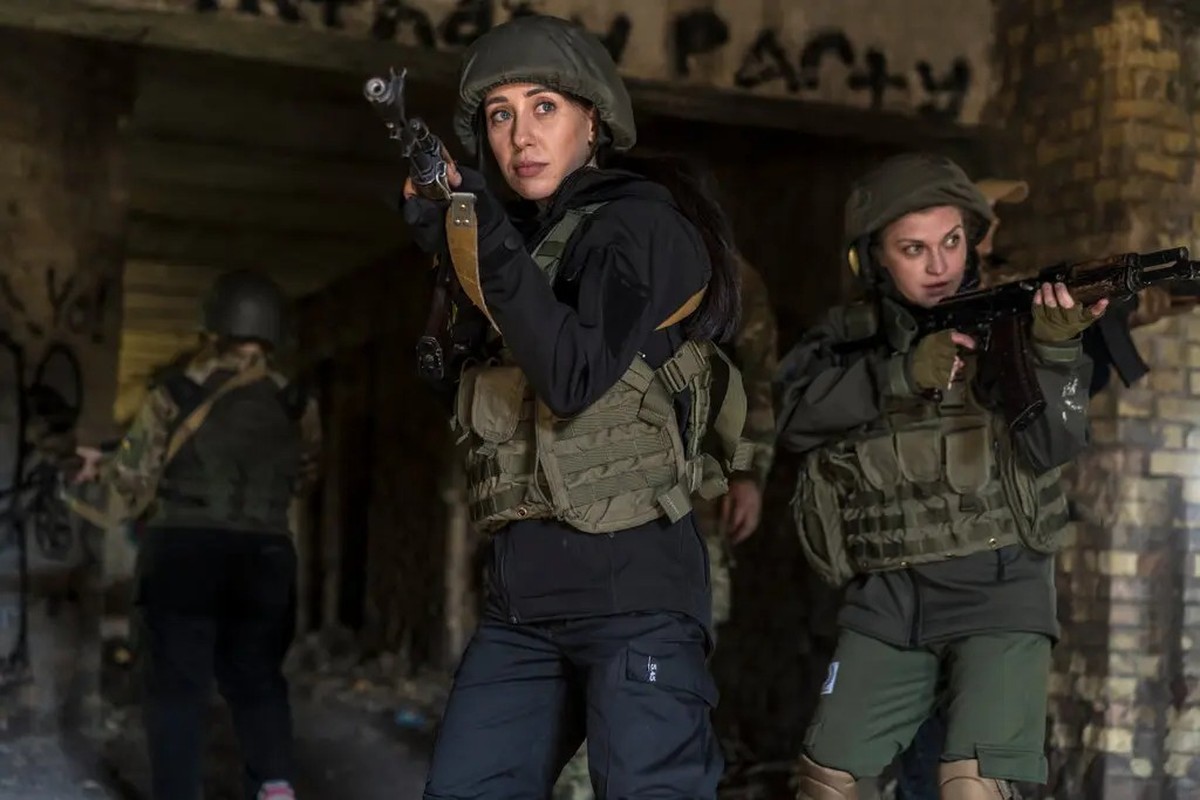 Mulheres participando de um curso sobre armas de fogo e combate urbano em uma floresta perto da capital da Ucrânia, Kiev (Foto: Brendan Hoffman / The New York Times)