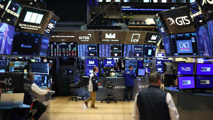 Cinco pontos essenciais para acompanhar a abertura do mercado de ações na quarta-feira Presidente Donald Trump fala durante uma reunião do gabinete na Sala do Gabinete da Casa Branca em Washington, 8 de julho de 2025. (Foto: Andrew Caballero-Reynolds | AFP | Getty Images)