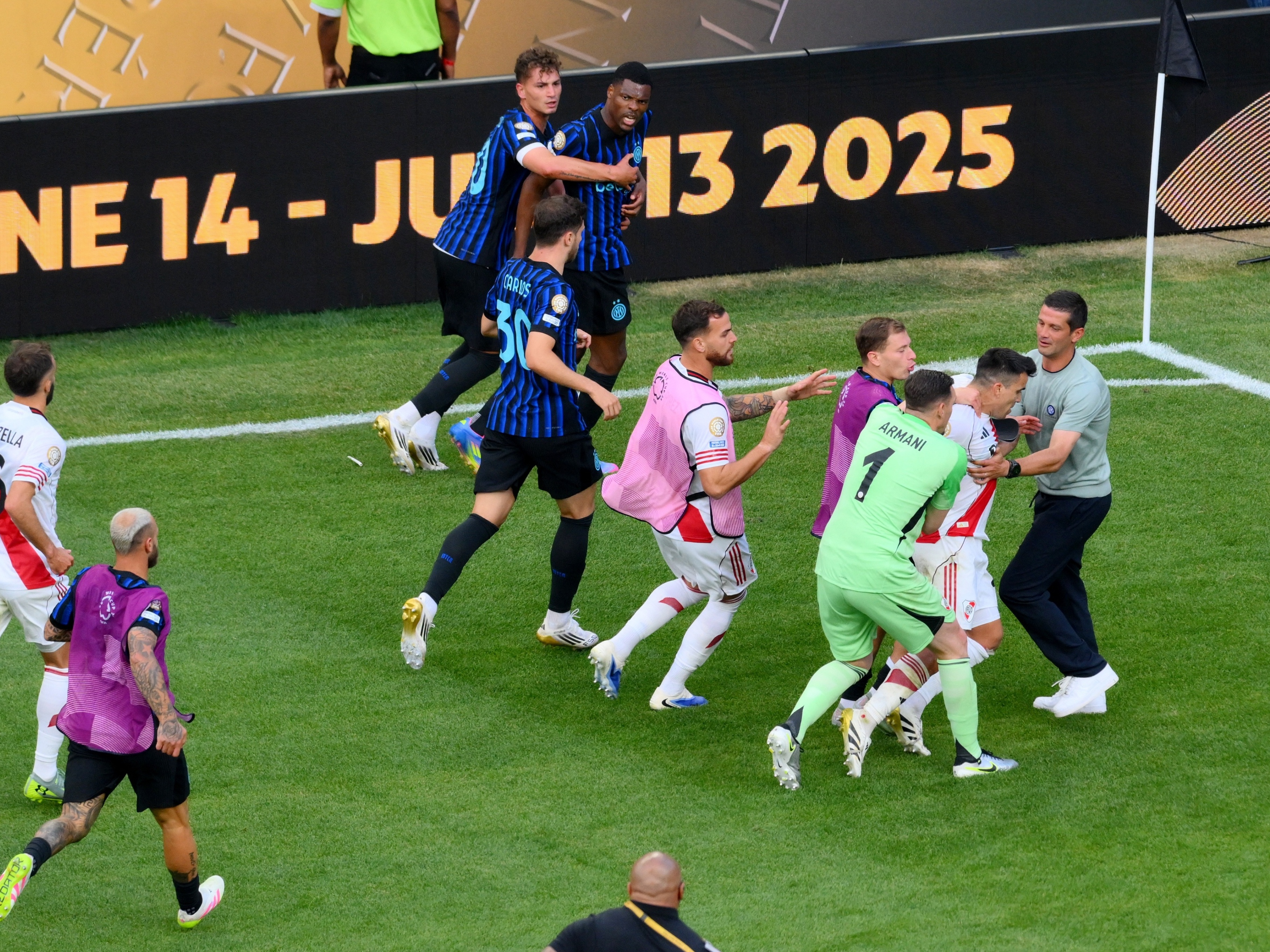 Confusão marca fim de jogo entre Inter e River, com argentino sendo contido em campo Dumfries, da Inter, e Acuña, do River Plate, protagonizaram uma confusão após o apito final (Foto: Steven Bisig/Reuters)