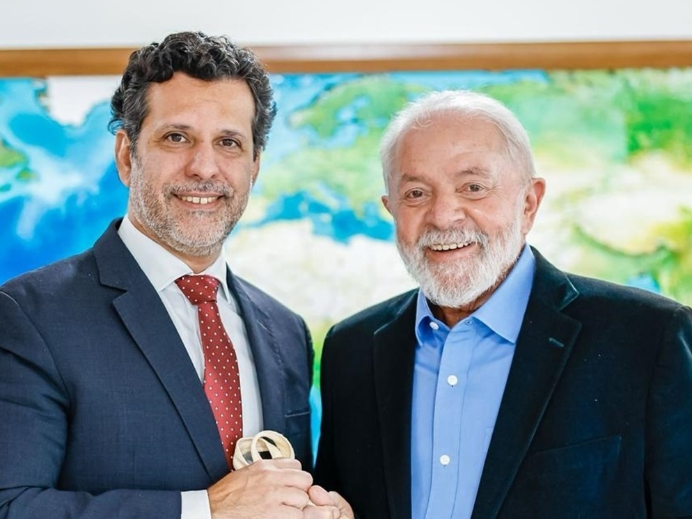 Repasses para entidade da COP aumentam seis vezes durante governo Lula Lula e o então chefe da OEI no Brasil, Leonardo Barchini (Foto: Ricardo Stuckert - 14.mar.2024/PR)