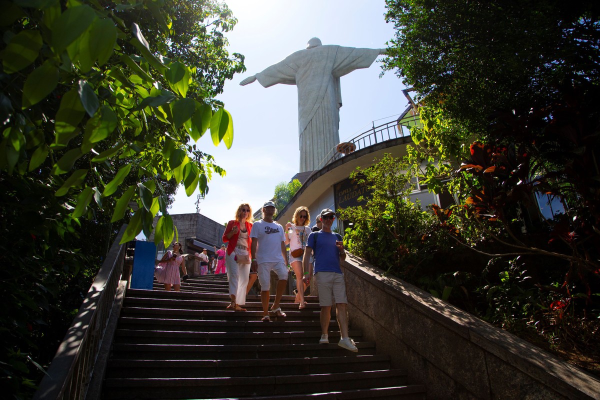 Turistas no Cristo Redentor de braços abertos — Foto: Domingos Peixoto