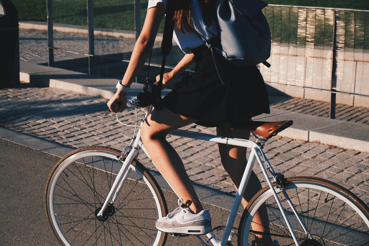 Andar de bicicleta serve como exercício mas também como atividade cerebral de foco (Foto: Unsplash)