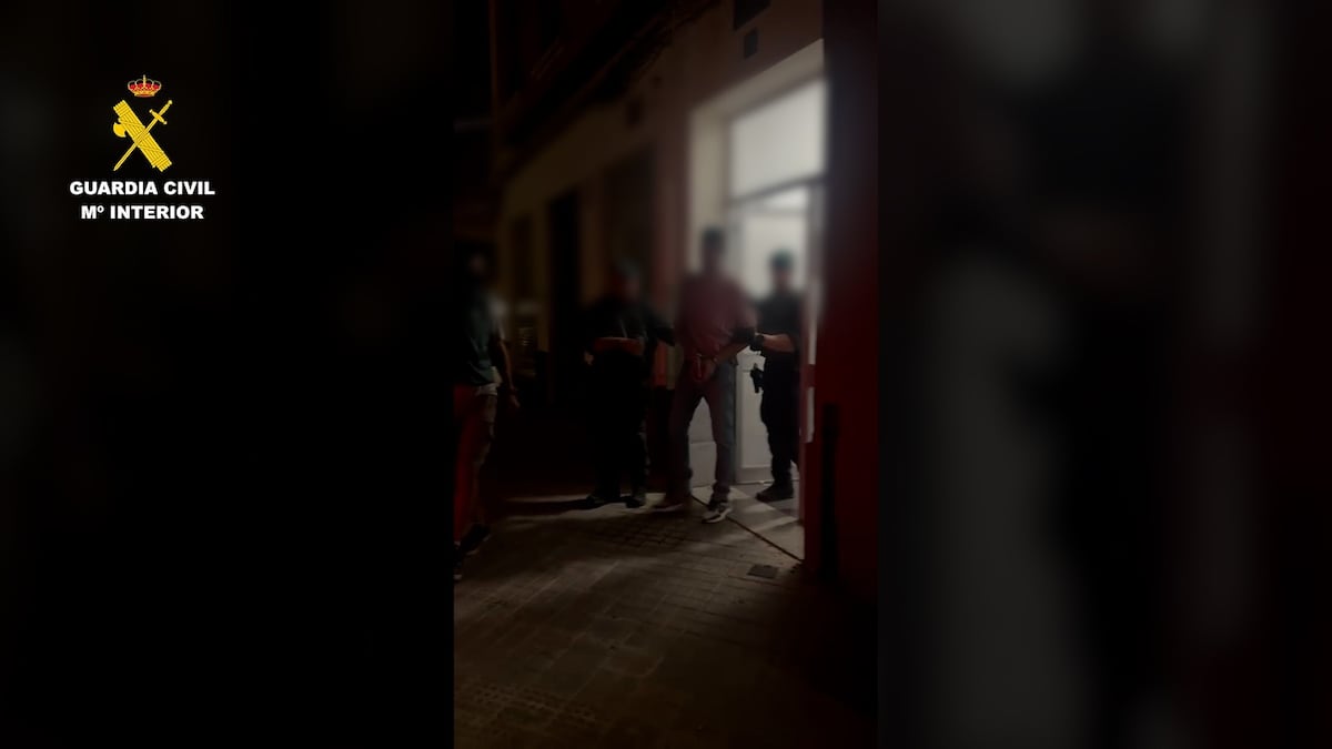 Homem é preso em Valencia por espalhar propaganda de Hamás incitando ataques Agentes da Guarda Civil conduzem o detido em Valência no dia 17 de junho por um delito de adoctrinamento e outro de capacitação terrorista. (Foto: Guardia Civil)