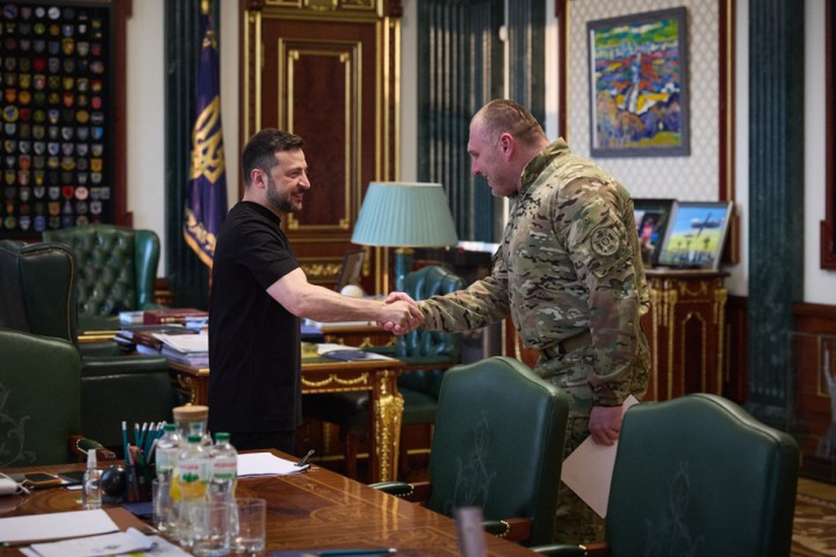 Zelensky autoriza recrutamento de cidadãos acima de 60 anos para o exército ucraniano Zelensky se reúne com o chefe do Serviço de Segurança da Ucrânia, Vasyl Malyuk (dir.), em Kiev (Foto: Serviço de Imprensa da Presidência da Ucrânia/AFP)