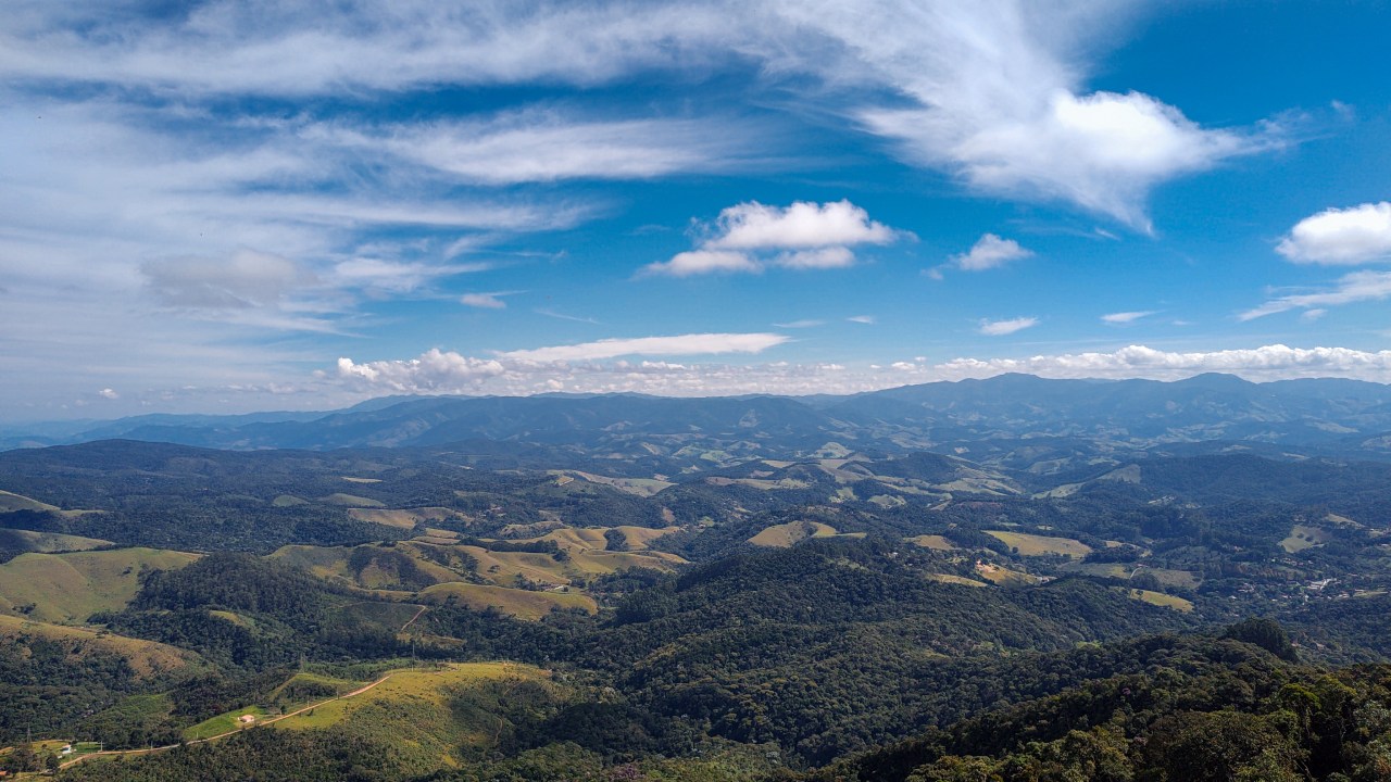 Sommelières criam carta de vinhos que revela a geografia em cada taça Vista do Pico Agudo, em Santo Antônio do Pinhal (Foto: André Sollitto/VEJA)