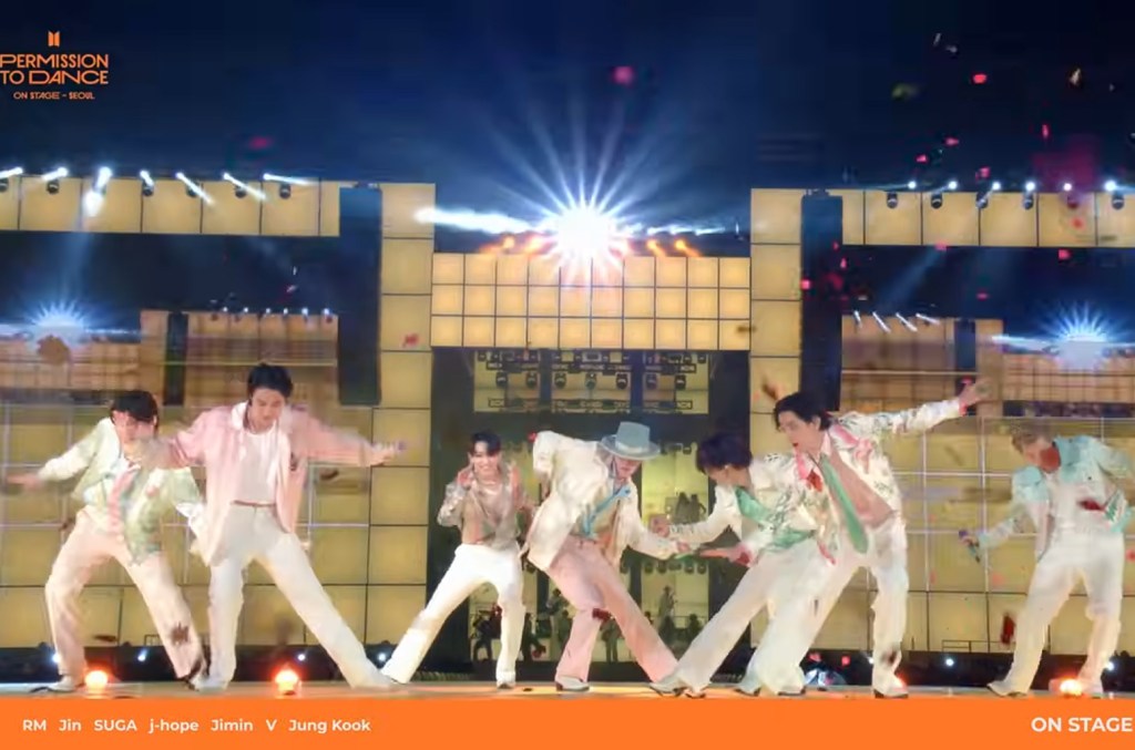 BTS revela prévia energética do show 'Permission to Dance On Stage — Seoul' BTS lançou uma prévia cheia de energia de seu vídeo compilado 'Permission to Dance On Stage — Seoul Spot' na manhã de quinta-feira (3 de julho). (Foto: Reprodução)