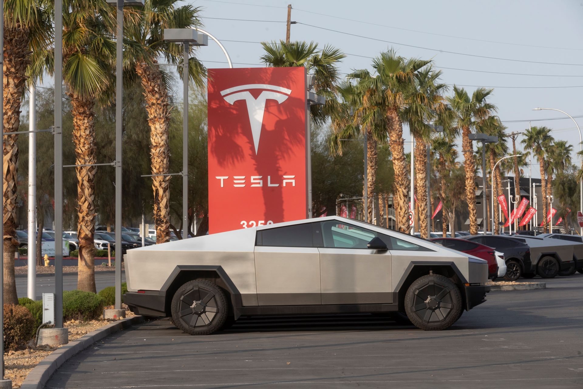 Tesla deve anunciar reunião anual de acionistas antes do prazo final de 13 de outubro Uma concessionária da Tesla em Las Vegas - 29/03/2025 (Foto: Mikayla Whitmore/The New York Times)