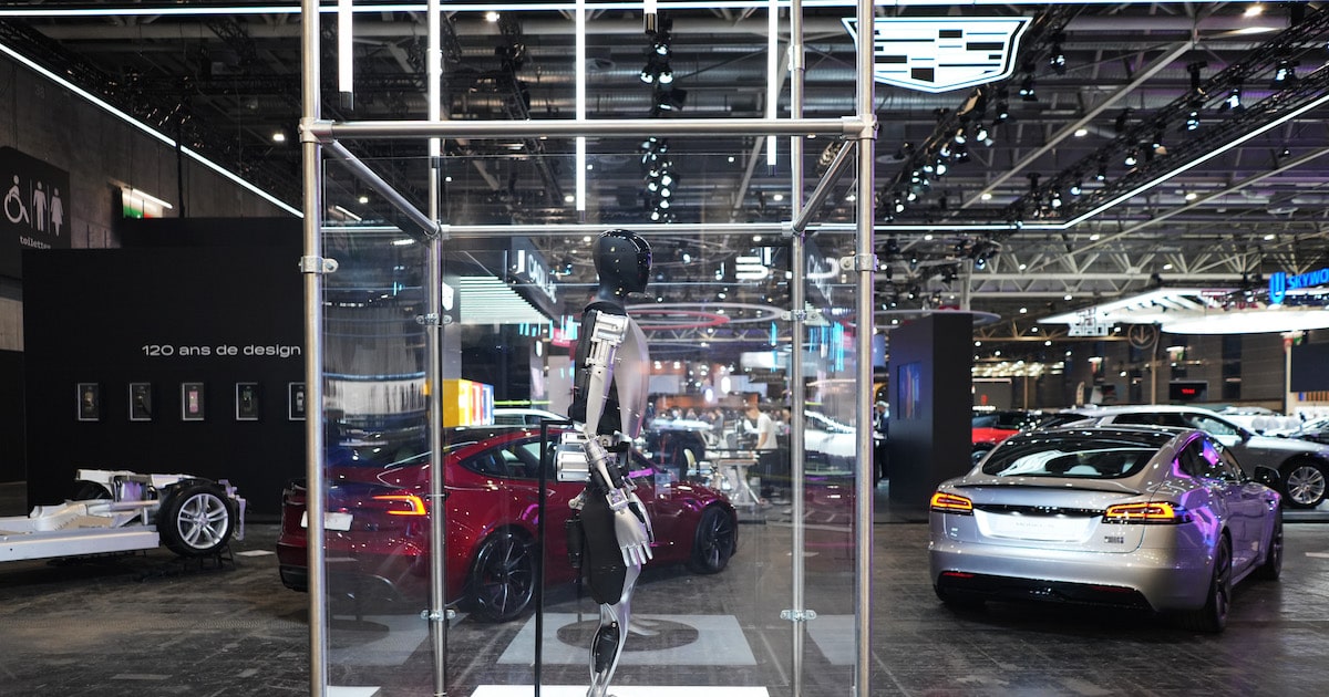Tesla aposta em inovações futuras após mais um trimestre de resultados decepcionantes Robô Optimus, da Tesla: valor de mercado da empresa se baseia predominantemente nas visões de Musk sobre robôs e veículos autônomos. (Foto: Nathan Laine/Bloomberg - (Photographer: Bloomberg/Bloomber/Nathan Laine)