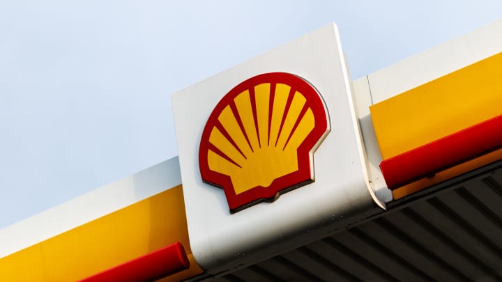 O logotipo da marca da empresa de óleo mineral e gás natural Shell plc pode ser visto em um posto de combustíveis da empresa em Nuremberg (Baviera) em 25 de julho de 2025. (Foto: Picture Alliance | Picture Alliance | Getty Images)