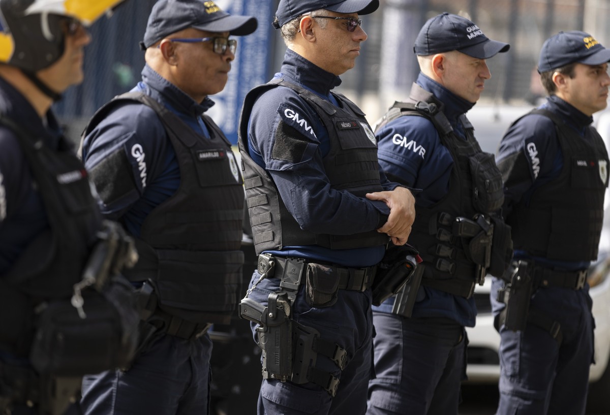Agentes da Guarda Municipal de Volta Redonda são submetidos a cem horas práticas e teóricas de treinamento de tiro (Foto: Márcia Foletto)