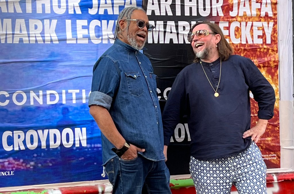 Arthur Jafa e Mark Leckey apresentam vídeos inovadores e habilidades de DJ juntos Arthur Jafa e Mark Lecky mostraram suas habilidades em vídeos e DJ juntos pela primeira vez. (Foto: Reprodução)