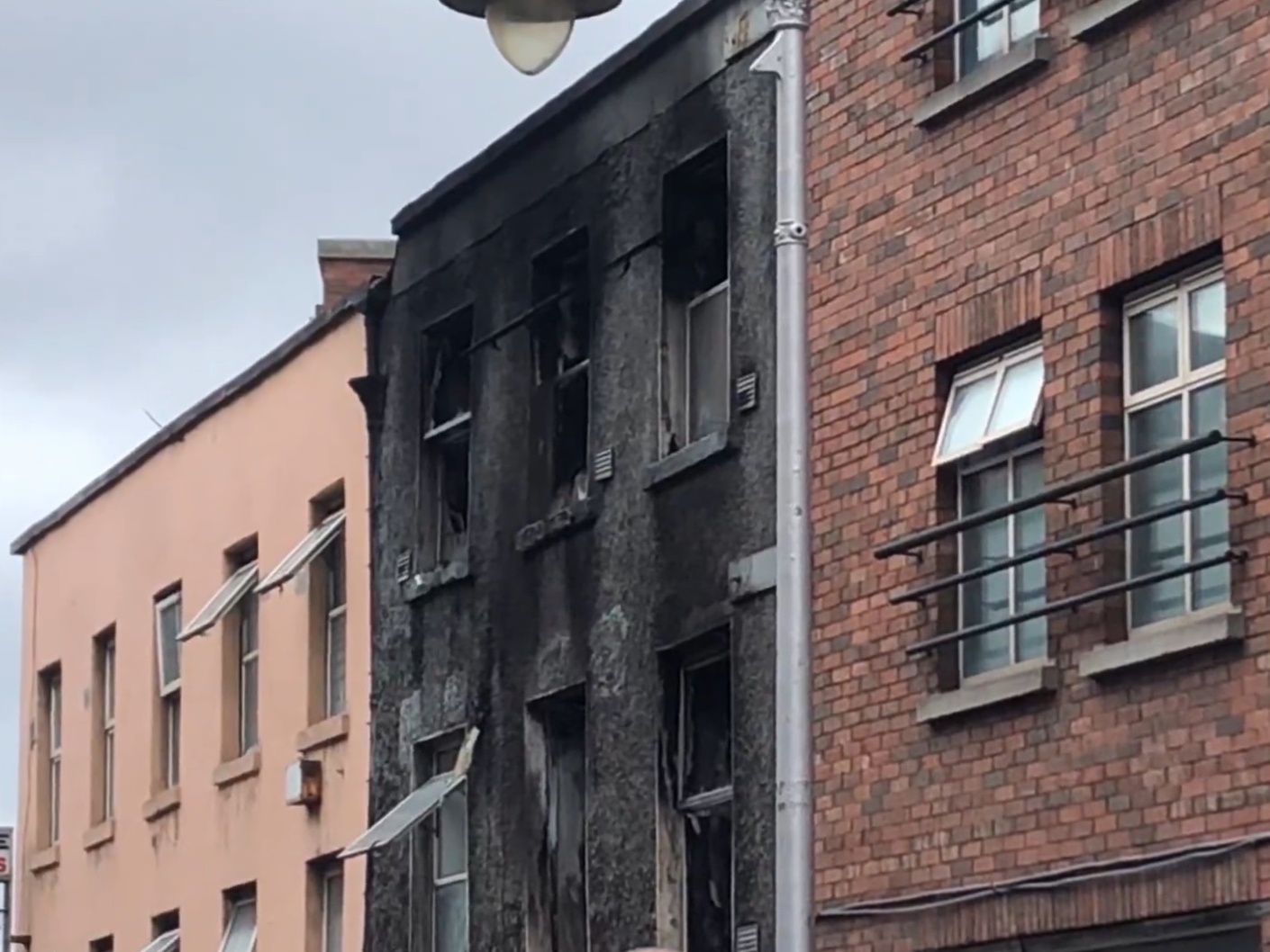 Brasileiro fica em estado grave após incêndio em prédio na Irlanda Ailton precisou ser resgatado de incêndio em Dublin (Foto: @padraig_reilly/Reprodução de vídeo/X)