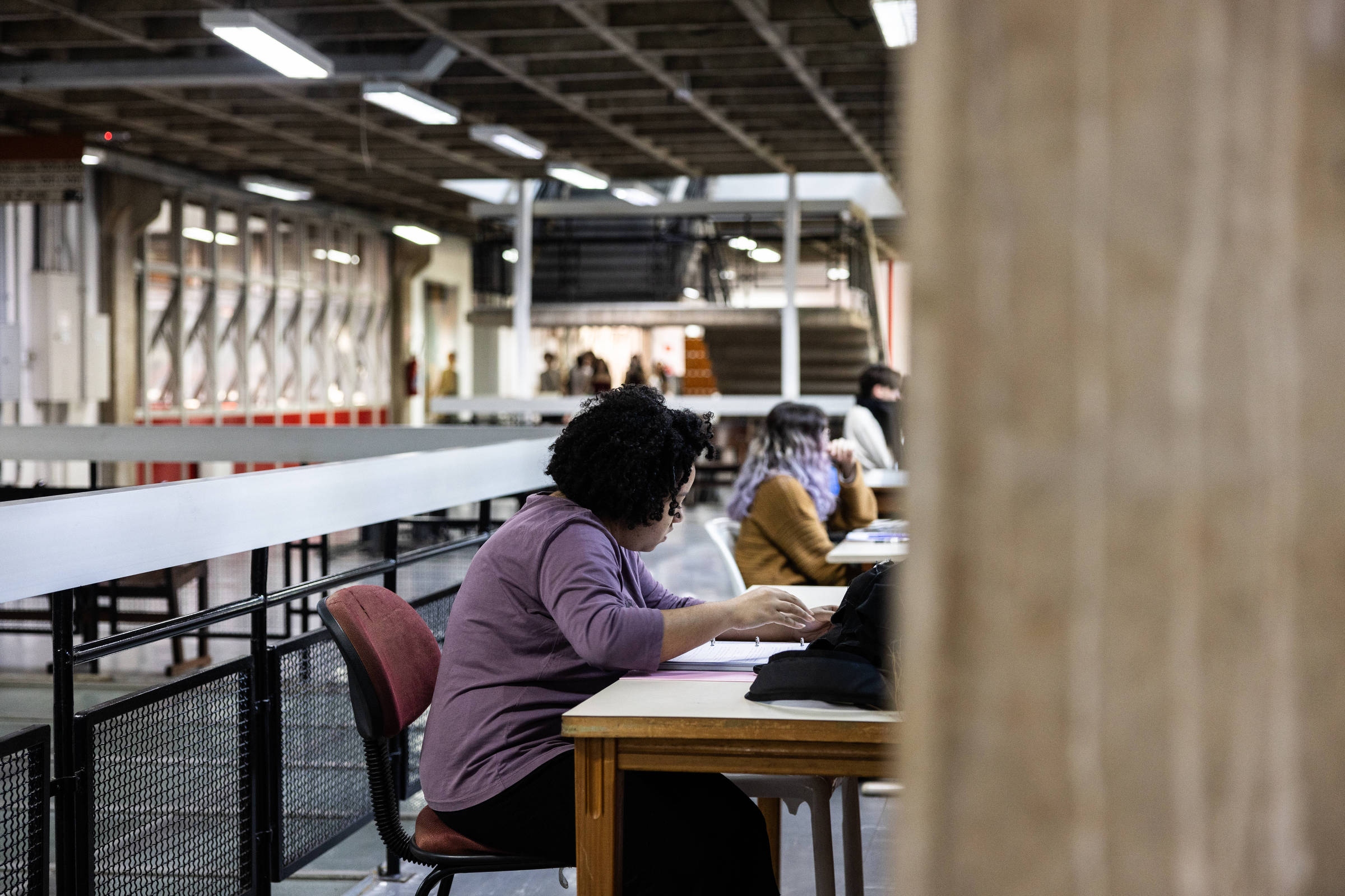 Câmara aprova destinação de recursos do pré-sal para alunos de universidades públicas Alunos usam computadores na FFLCH (Faculdade de Filosofia, Letras e Ciências Humanas) da USP (Foto: Pedro Affonso - 27.nov.24/Folhapress)