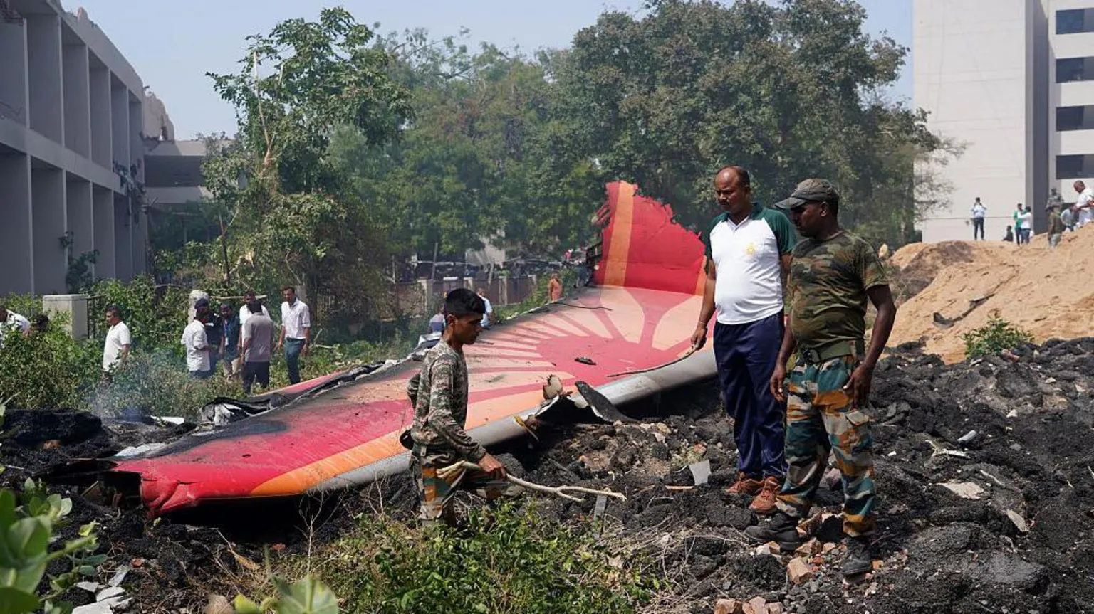 Índia recupera dados de gravadores de voo do avião da Air India acidentado Aeronave Boeing 787-8 Dreamliner da Air India, com destino a Londres, caiu em 12 de junho próximo ao aeroporto de Ahmedabad - Foto: Getty Images