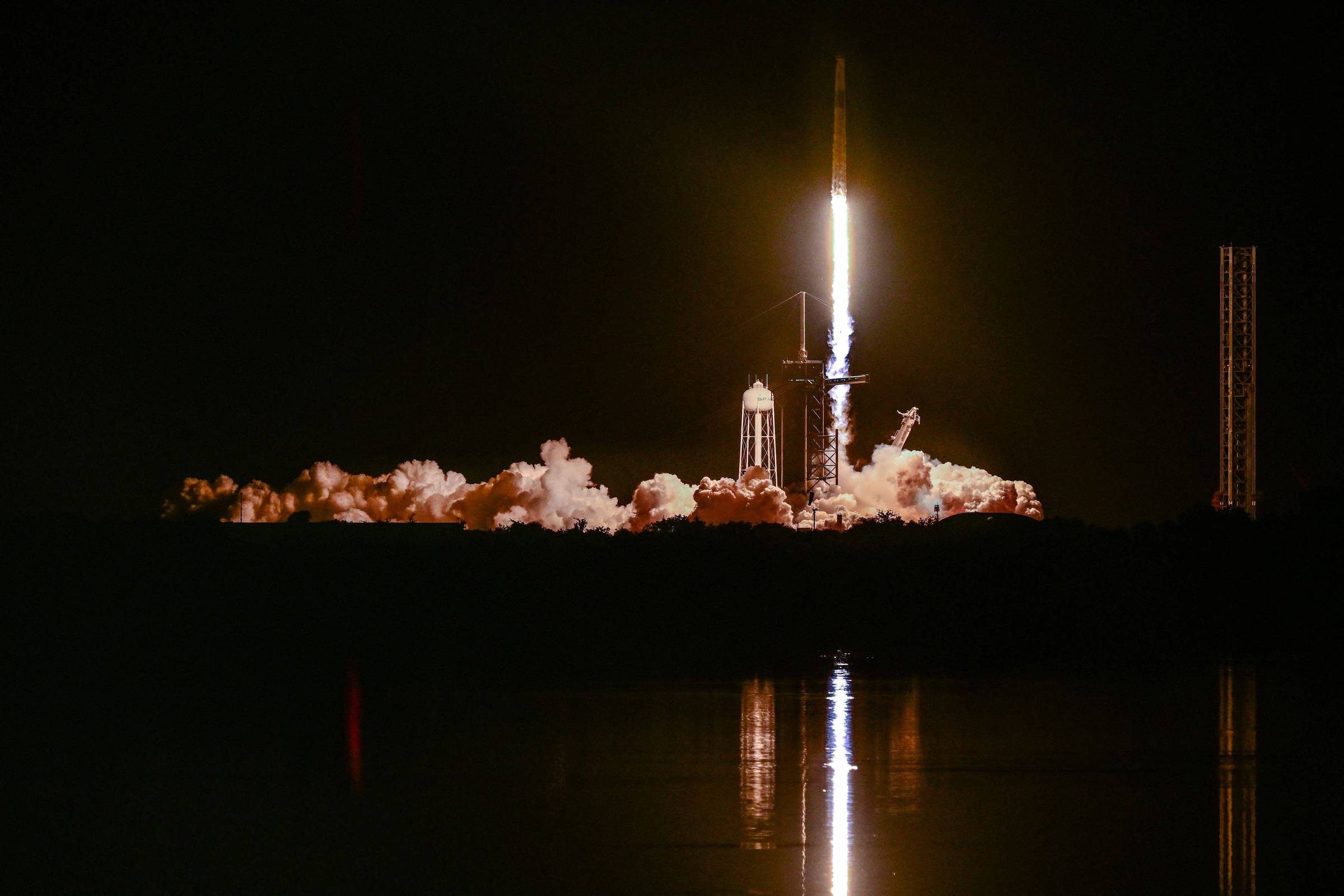 Hungria, Índia e Polônia enviam astronautas ao espaço após décadas de espera O foguete Falcon 9, da SpaceX, deixa a base de lançamento da Nasa em Cabo Canaveral, na Flórida (Foto: Giorgio Viera/AFP)