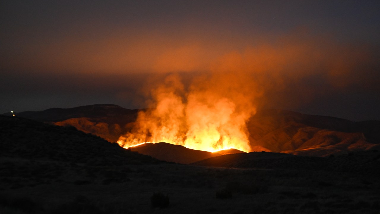 Adolescente provoca incêndio florestal na Califórnia com fogos de artifício Uma visão das chamas em uma área rural dos Condados de San Luis Obispo e Santa Bárbara, enquanto o incêndio florestal continua na Califórnia Central, Estados Unidos, em 3 de julho de 2025 (Foto: Tayfun Coskun/Getty Images)