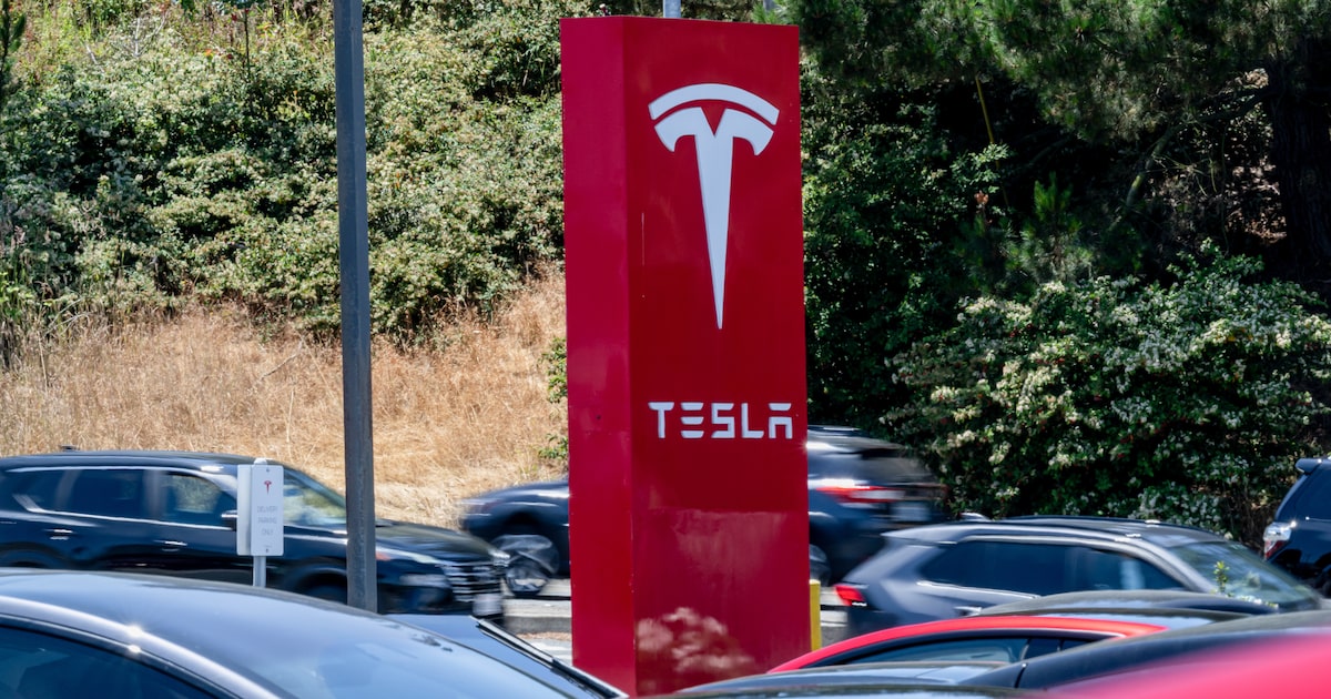 Tesla se destaca como uma ação de meme e o que isso significa para investidores A trajetória recente da Tesla no mercado de ações é marcada por uma combinação de emoções, especulações e impactos externos - (Foto: Bloomberg/David Paul Morris)