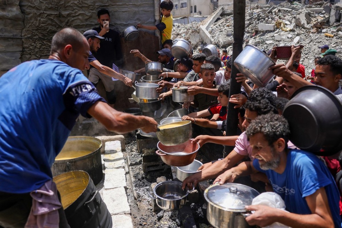 Alimentos entram na Faixa de Gaza para população da região. (Foto: Bashar TALEB / AFP)