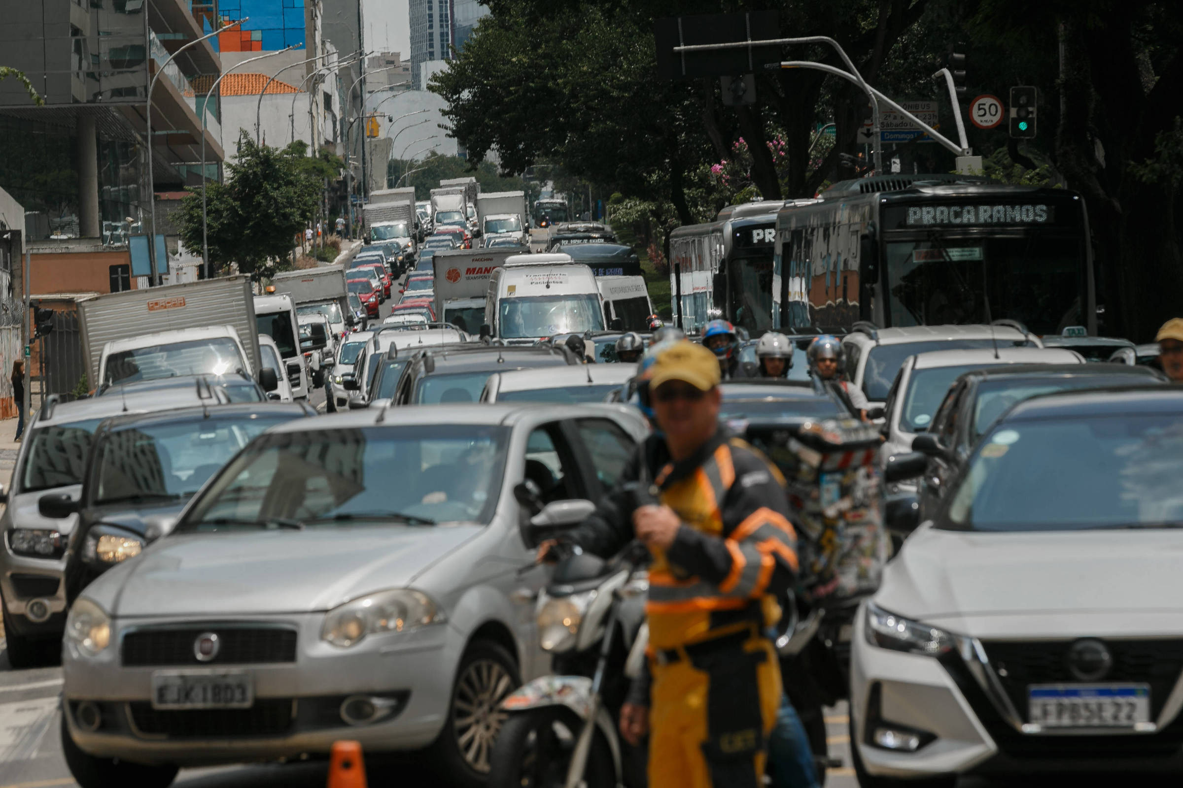 Licenciamento de veículos em SP inicia; confira o calendário e quem deve pagar Motoristas que não anteciparam o licenciamento de veículos devem fazer o pagamento da taxa até dezembro em SP (Foto: Ronny Santos - 06.fev.24/Folhapress)